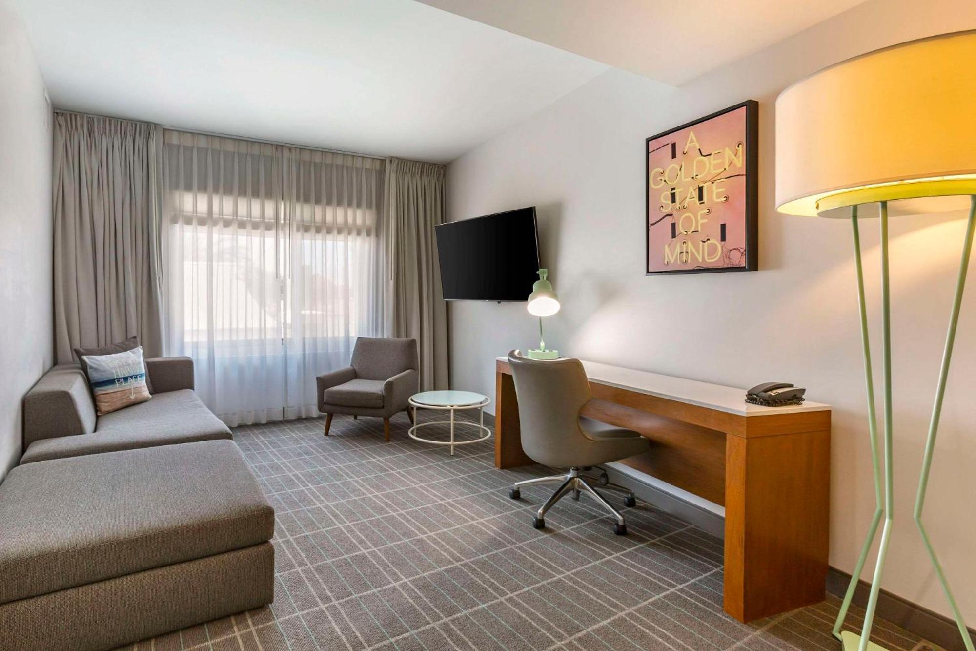 Hotel Cambria Lax